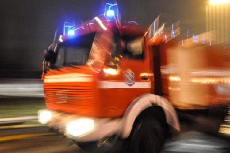 Planuo BMW u Doboju, vatrogasci na terenu