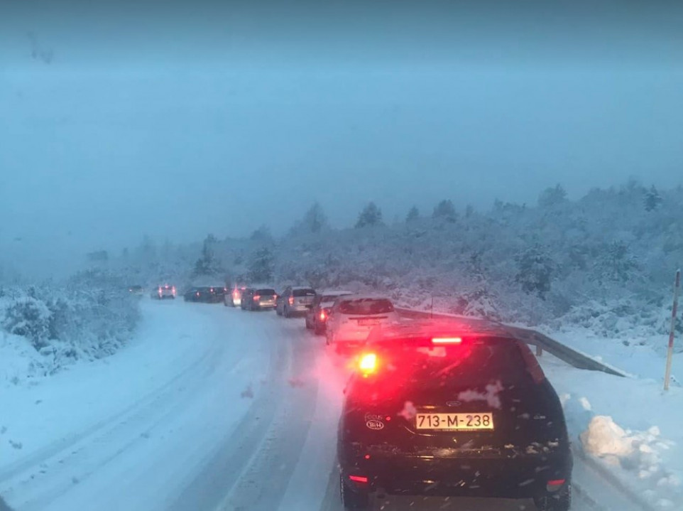 Snježni nanosi prekrili kolovoze: Kamiondžije u problemima Snježni nanosi prekrili kolovoze: Kamiondžije u problemima