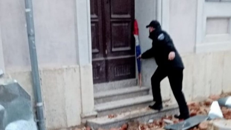 Otkrivamo ko je Bosanac koji je iz blata podigao zastavu Hrvatske u porušenoj Petrinji Otkrivamo ko je Bosanac koji je iz blata podigao zastavu Hrvatske u porušenoj Petrinji
