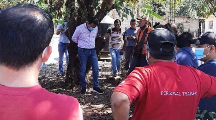 Bijesni mještani zavezali gradonačelnika za drvo zbog neispunjenih obećanja