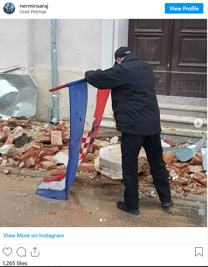 Otkrivamo ko je Bosanac koji je iz blata podigao zastavu Hrvatske u porušenoj Petrinji Otkrivamo ko je Bosanac koji je iz blata podigao zastavu Hrvatske u porušenoj Petrinji