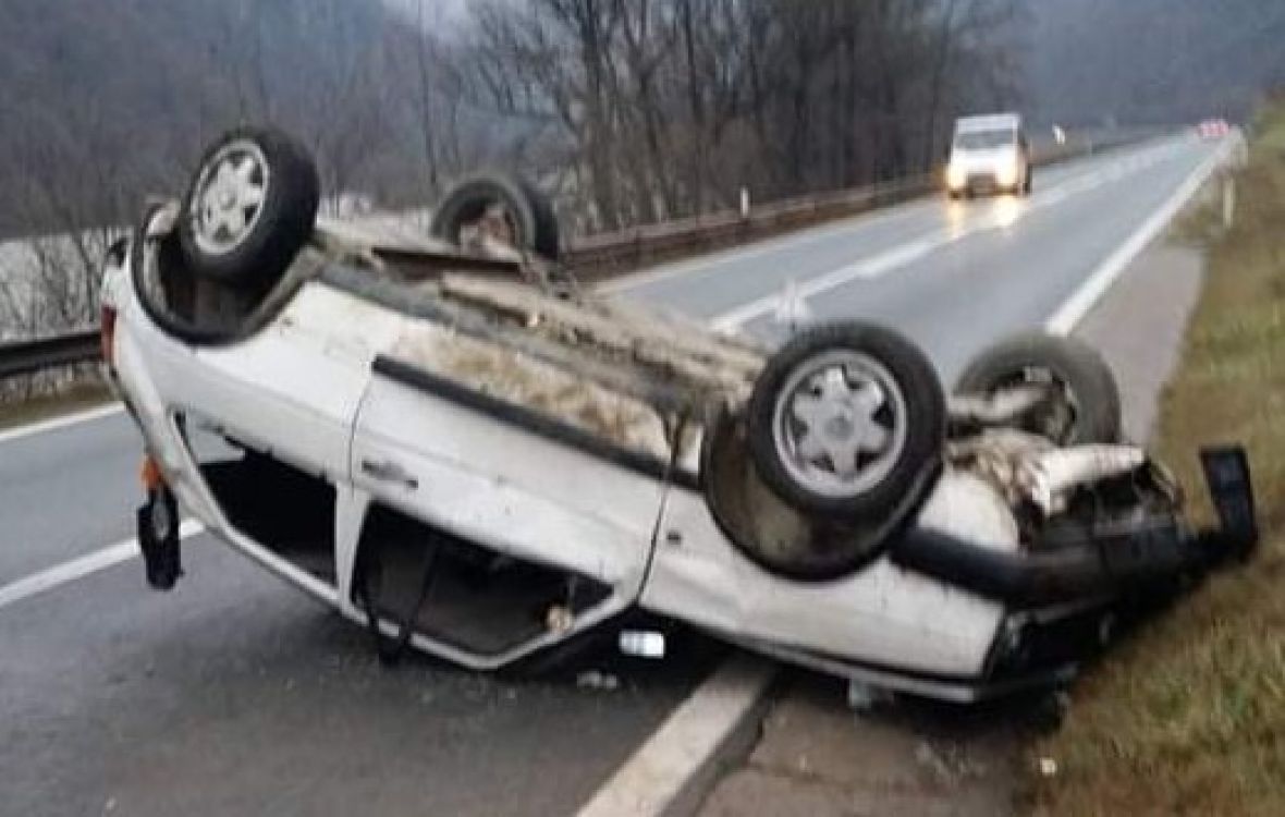 Zenica / Drama na bh. cesti: Vozač izgubio kontrolu, automobil završio na krovu