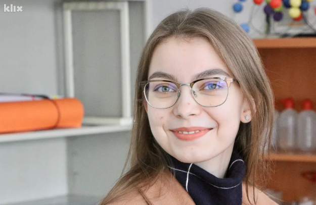 Učenice iz Tuzle napravile lijek protiv upale pluća: Zlatna medalja u Indoneziji za biljni preparat Učenice iz Tuzle napravile lijek protiv upale pluća: Zlatna medalja u Indoneziji za biljni preparat