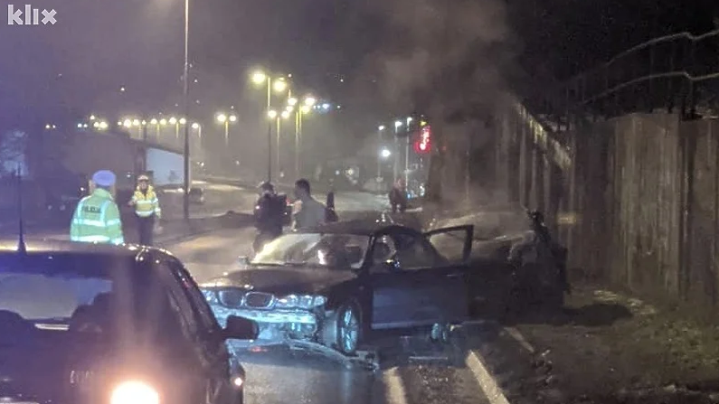 Teška nesreća: Utrkivali se automobilima pa udarili u potporni zid