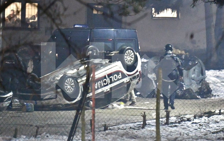 Migranti u Blažuju povrijedili dvojicu policajca, oštećeno više policijskih vozila