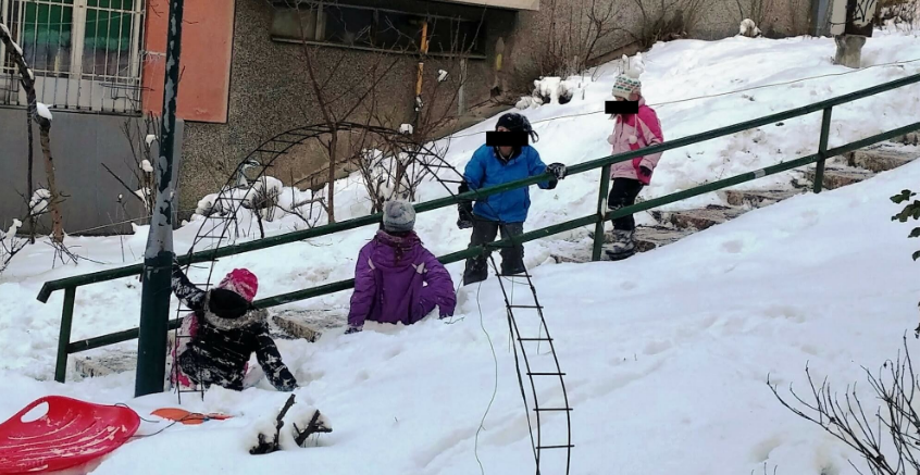 Šokantan prizor u Sarajevu: Djeca puštena vani na hladnoću