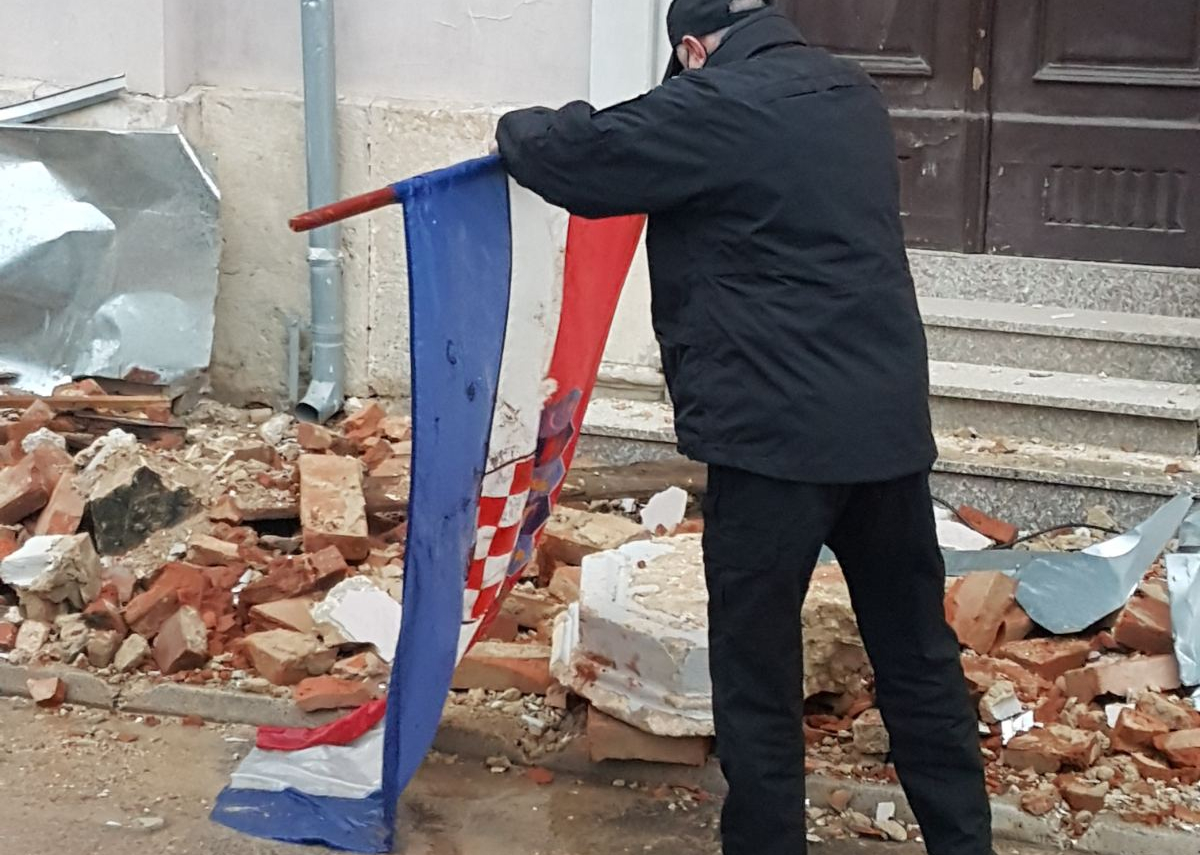 Otkrivamo ko je Bosanac koji je iz blata podigao zastavu Hrvatske u porušenoj Petrinji