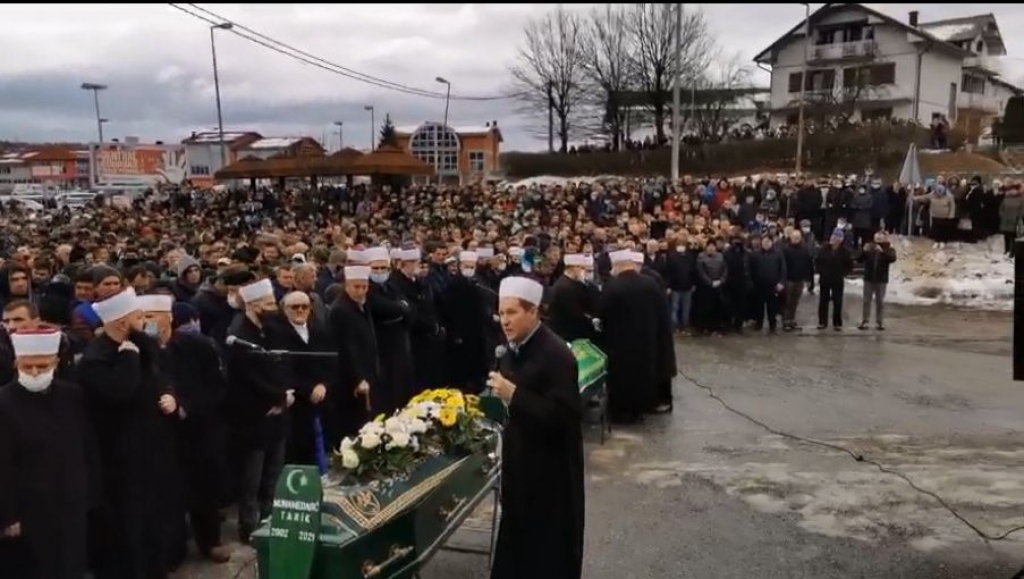 Najtužniji dan u Cazinu: Rijeke ljudi na dženazi trojici poginulih mladića Najtužniji dan u Cazinu: Rijeke ljudi na dženazi trojici poginulih mladića