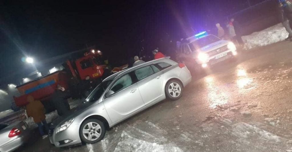 Jezive scene kod Cazina:Vatrogasci izvlačili nastradale iz smrskanog automobila Jezive scene kod Cazina:Vatrogasci izvlačili nastradale iz smrskanog automobila