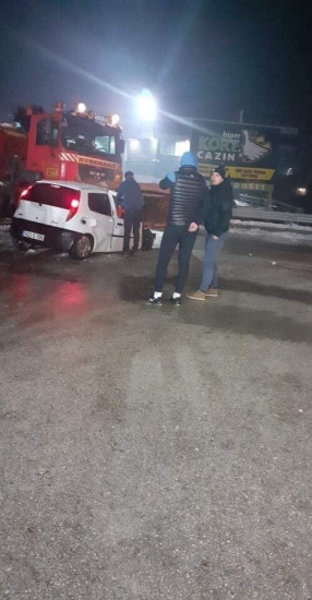 Jezive scene kod Cazina:Vatrogasci izvlačili nastradale iz smrskanog automobila Jezive scene kod Cazina:Vatrogasci izvlačili nastradale iz smrskanog automobila