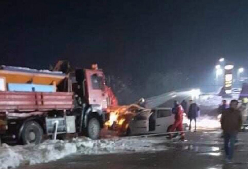 Jezive scene kod Cazina:Vatrogasci izvlačili nastradale iz smrskanog automobila