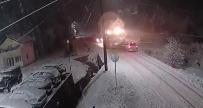 TEŠANJ: Automobil se zabio u grtalicu, nesreću snimile nadzorne kamere (VIDEO)