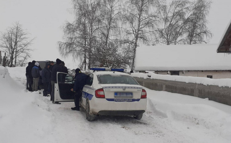 Enedin upao u kuću, počeo psovati pa hicima iz pištolja ubio Fehima, Šefku i Biseru Enedin upao u kuću, počeo psovati pa hicima iz pištolja ubio Fehima, Šefku i Biseru