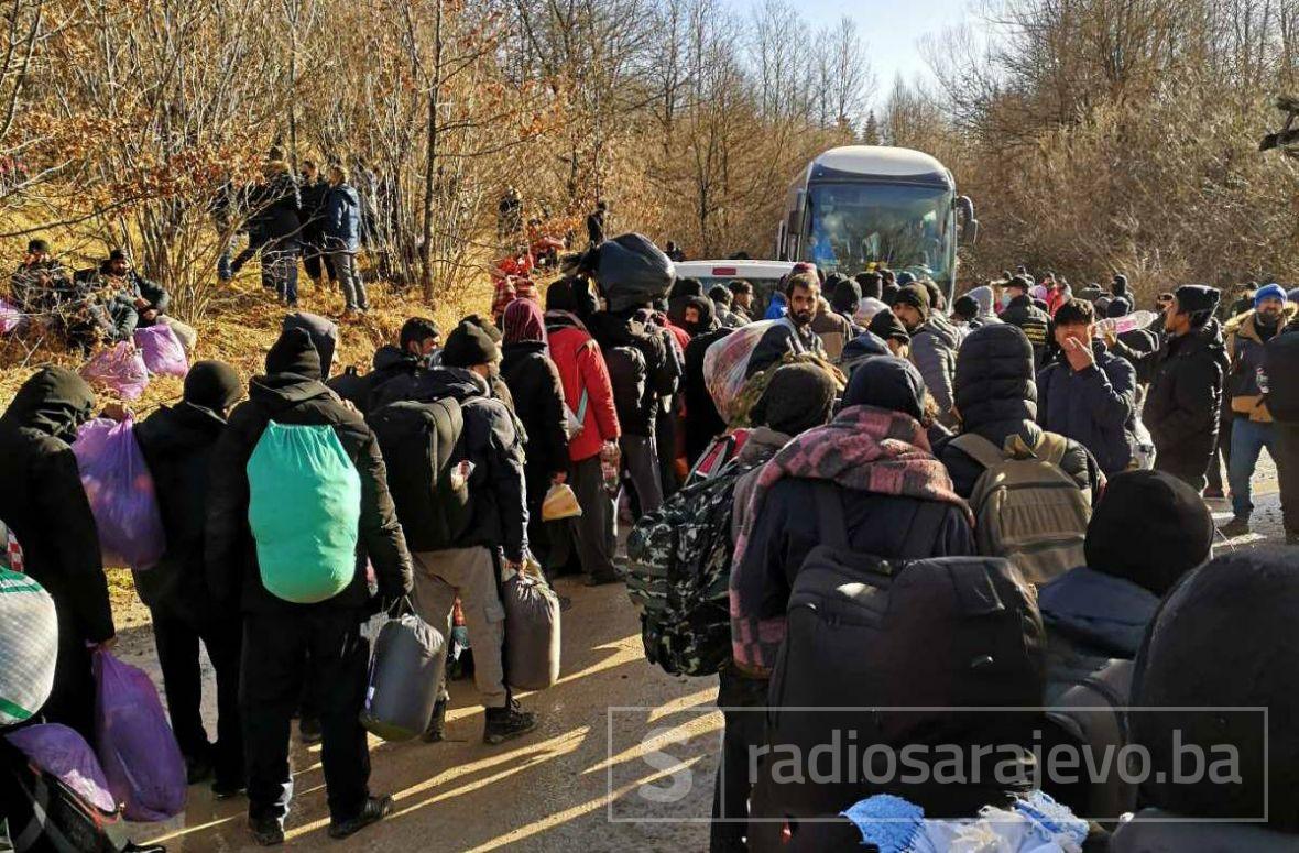 Šatori na Lipi montirani: Migranti i danas odbijaju hranu