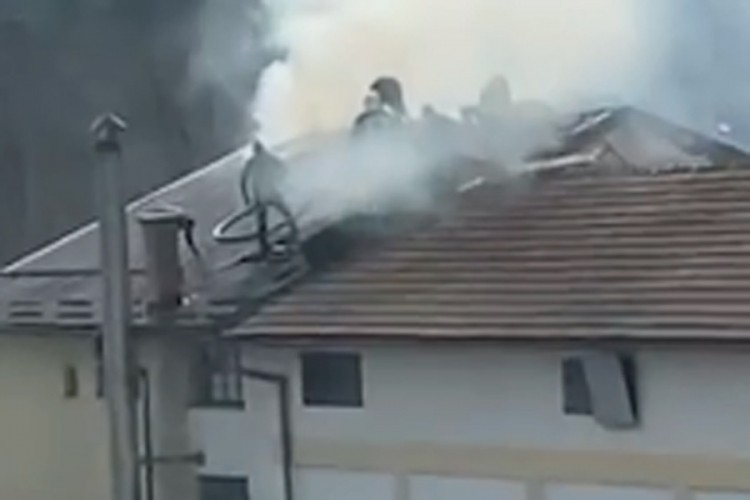 Ugašen požar u zeničkom zatvoru, dva osuđenika prevezena u Hitnu