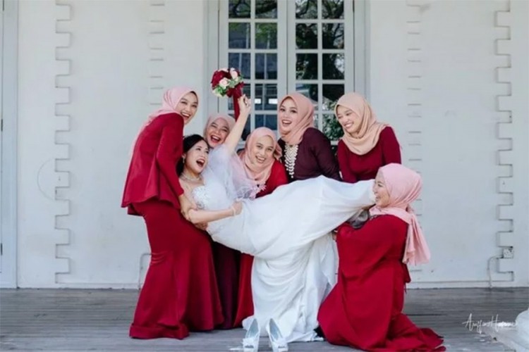 NA CRKVENOM VJENČANJU SVE DJEVERUŠE BILE MUSLIMANKE NA CRKVENOM VJENČANJU SVE DJEVERUŠE BILE MUSLIMANKE