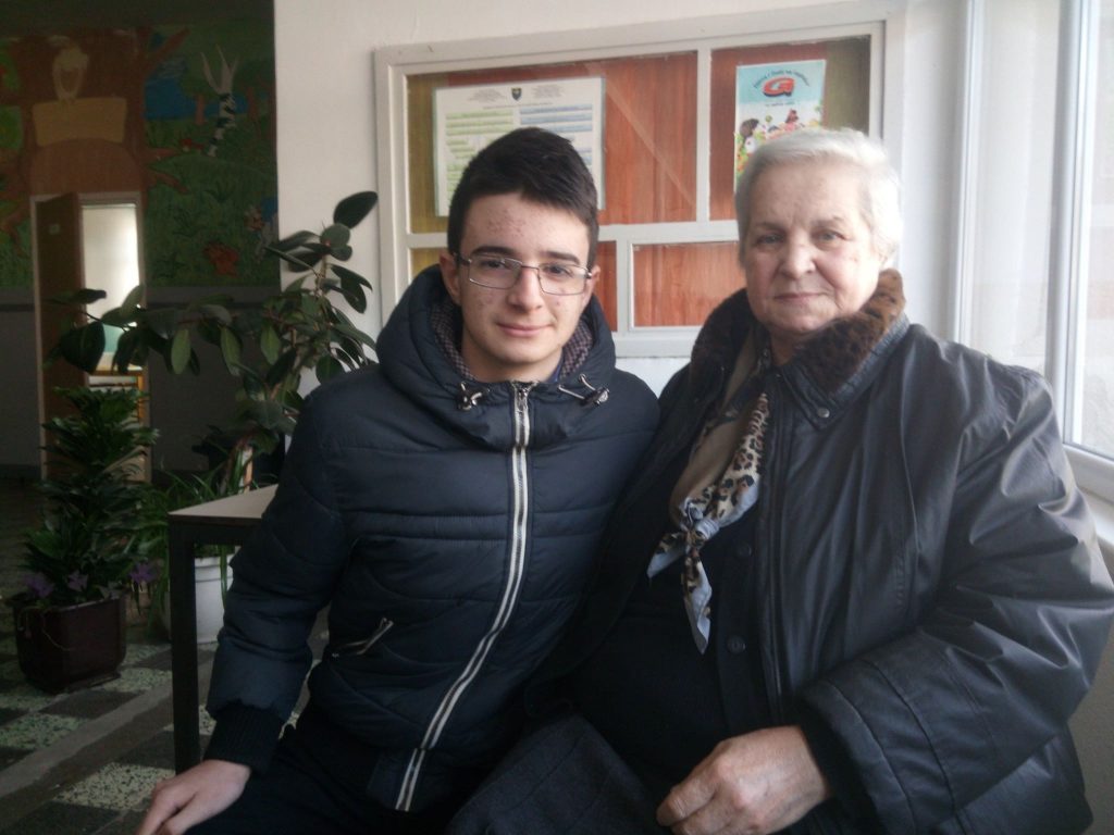 Razija Hrvić, tešanjska pčelarka odgojila “pet koljena” pčelara u Tešnju Razija Hrvić, tešanjska pčelarka odgojila “pet koljena” pčelara u Tešnju