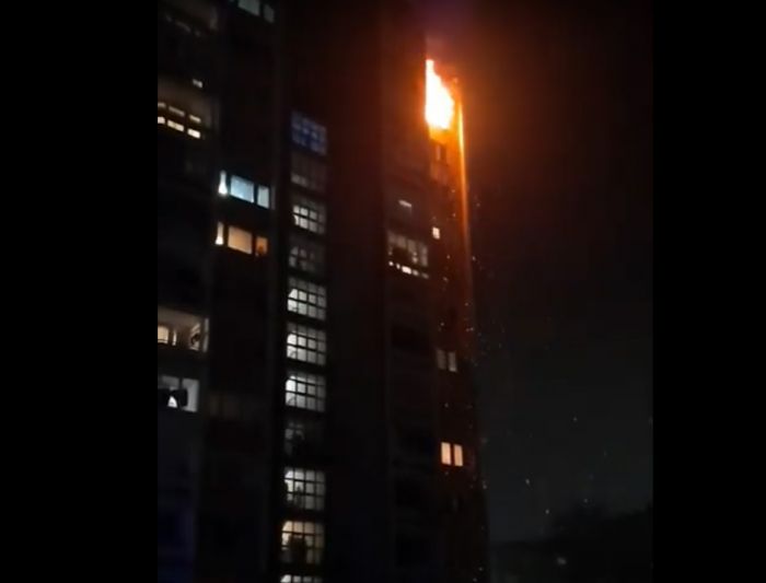 POŽAR U DOBOJU: Gori stan na jedanaestom spratu solitera (VIDEO) POŽAR U DOBOJU: Gori stan na jedanaestom spratu solitera (VIDEO)