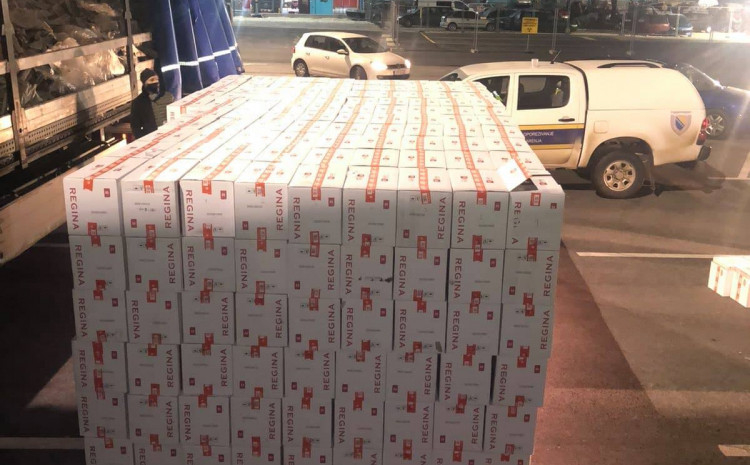 Uhvaćen s 292.500 kutija cigarete, vozač uhapšen Uhvaćen s 292.500 kutija cigarete, vozač uhapšen