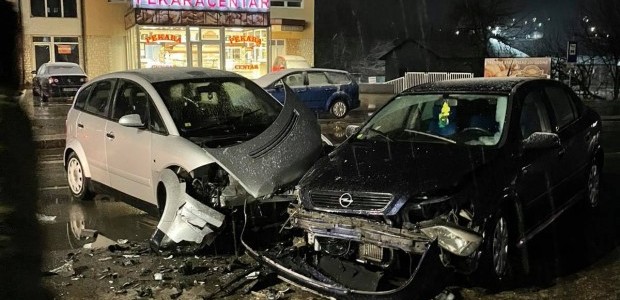 Direktan sudar automobila: Teška saobraćajna nesreća na Tešanjci