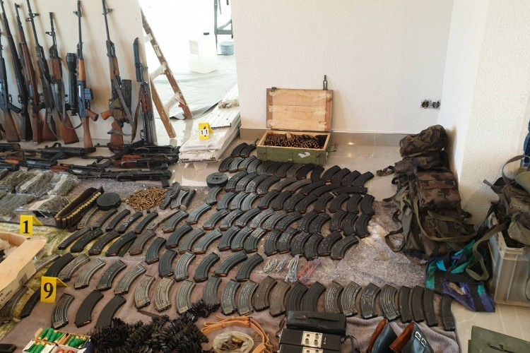 Policijska akcija kod Bijeljine: U zidovima vikendice pronašli arsenal oružja