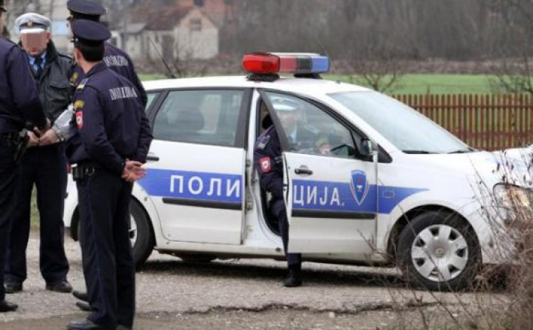 Potraga kod Doboja: Pokušao udariti policajce, oštetio službeni automobil