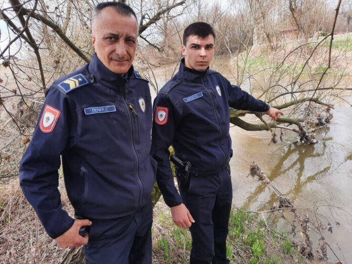 Policajci heroji koji su spasili ženu: Bila je u dubokoj vodi, drhtala je i govorila nam “pustite me”