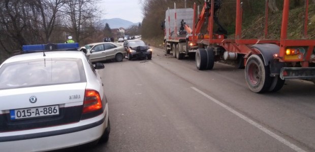 Sudar kamiona i dva automobila na putu Zavidovići - Žepče, dvoje povrijeđenih