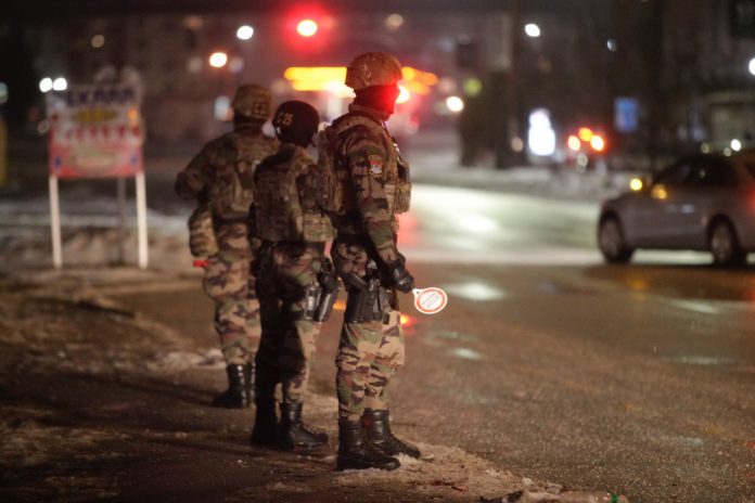 Maloljetnici pod dejstvom alkohola i kokaina napali policajce, tukli ih i gađali kamenjem