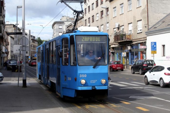 STUDENT OBJASNIO ZAŠTO NEĆE VIŠE USTATI NI JEDNOM PENZIONERU U TRAMVAJU