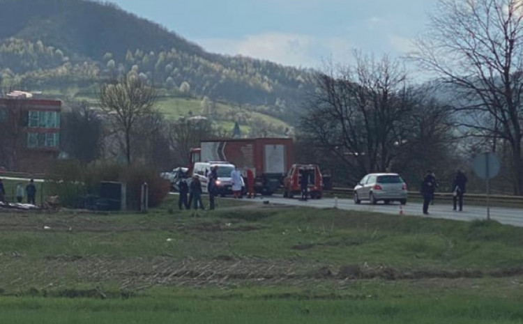 Stravična saobraćajna nesreća kod Tešnja: U sudaru kamiona i vozila poginula jedna osoba