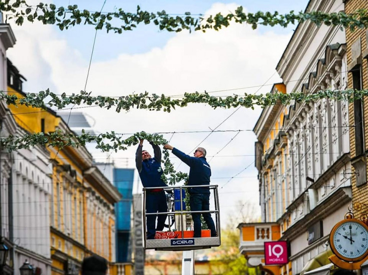 UOČI DANA GRADA: Banja Luka okićena s cvijećem, radnici neumorno rade na ulicama