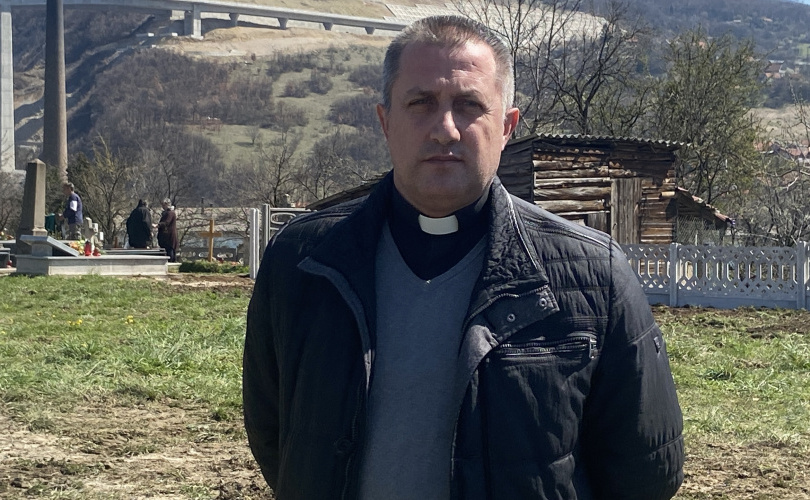 SLUČAJ U ZENICI; Svećenik u ulozi sudije: Župnik gradi crkveno groblje i protjeruje porodicu Đaković SLUČAJ U ZENICI; Svećenik u ulozi sudije: Župnik gradi crkveno groblje i protjeruje porodicu Đaković