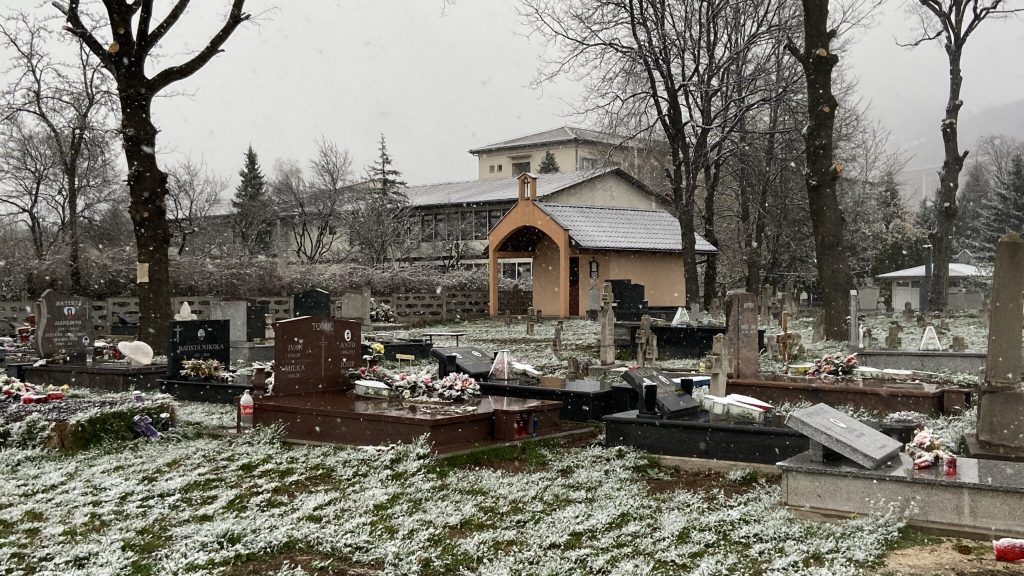 SLUČAJ U ZENICI; Svećenik u ulozi sudije: Župnik gradi crkveno groblje i protjeruje porodicu Đaković SLUČAJ U ZENICI; Svećenik u ulozi sudije: Župnik gradi crkveno groblje i protjeruje porodicu Đaković