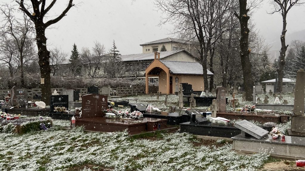 SLUČAJ U ZENICI; Svećenik u ulozi sudije: Župnik gradi crkveno groblje i protjeruje porodicu Đaković