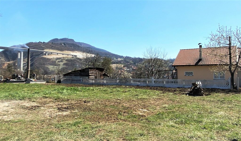 SLUČAJ U ZENICI; Svećenik u ulozi sudije: Župnik gradi crkveno groblje i protjeruje porodicu Đaković SLUČAJ U ZENICI; Svećenik u ulozi sudije: Župnik gradi crkveno groblje i protjeruje porodicu Đaković