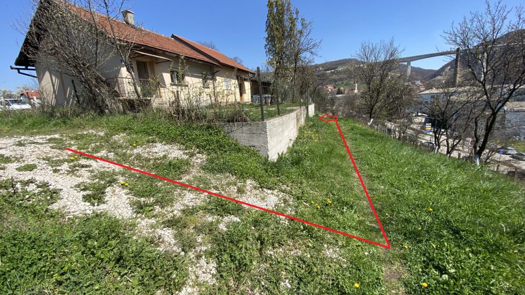SLUČAJ U ZENICI; Svećenik u ulozi sudije: Župnik gradi crkveno groblje i protjeruje porodicu Đaković SLUČAJ U ZENICI; Svećenik u ulozi sudije: Župnik gradi crkveno groblje i protjeruje porodicu Đaković