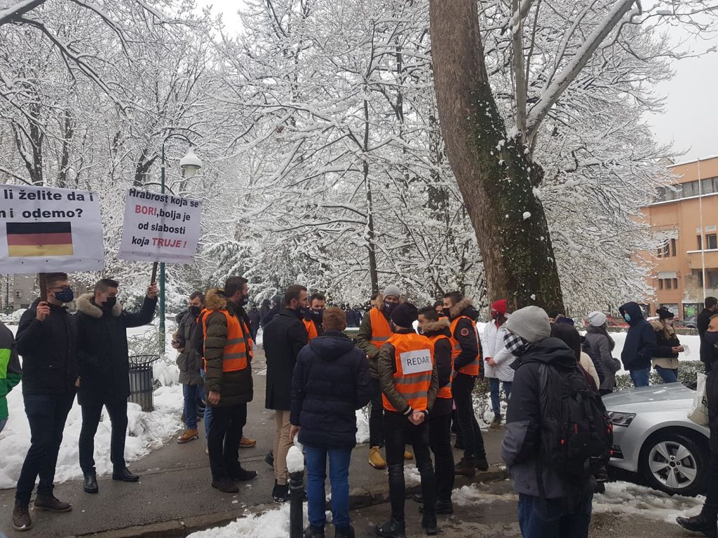 Protesti studenata u Sarajevu: Gladni smo iako sve plaćamo, tješe nas krompirom Protesti studenata u Sarajevu: Gladni smo iako sve plaćamo, tješe nas krompirom
