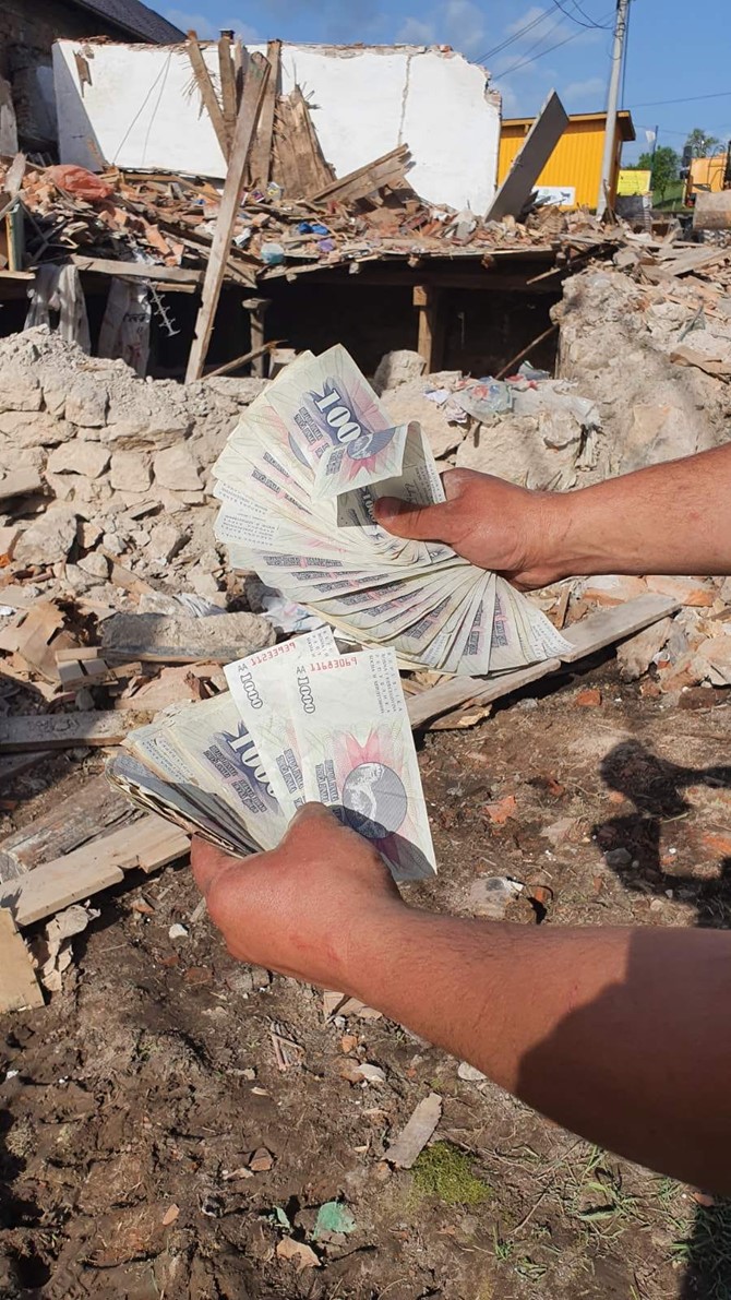 Tokom rušenja pronađena velika količina novca u odžaku u Raduši
