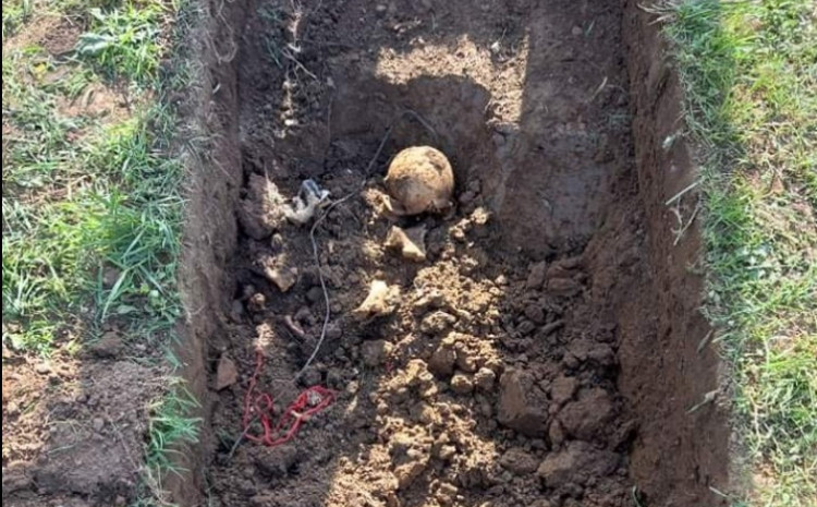 HOROR U DOBOJU: Kopali mezar umrloj ženi, pa naišli na kostur vezan kablovima oko vrata i nogu