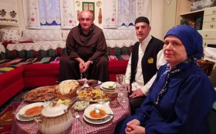 Derviš Salem ugostio na iftaru fra Mirka Majdandžića Derviš Salem ugostio na iftaru fra Mirka Majdandžića