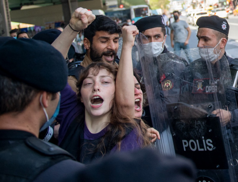 Neredi u Francuskoj i Turskoj na prvomajskim protestima Neredi u Francuskoj i Turskoj na prvomajskim protestima