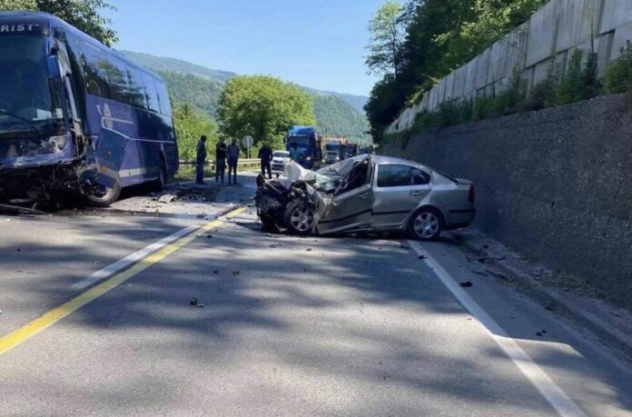 STRAVIČNE SCENE NA MJESTU TRAGEDIJE: U sudaru autobusa i vozila kod Zenice poginula jedna osoba