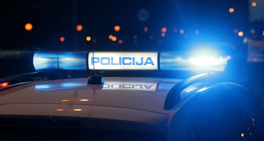 Policijska potjera u Tešnju. Prvo pokušao pobjeći pa se zabio u policijski auto