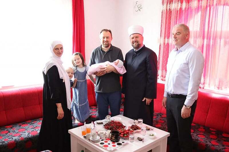 Porodica Mahalbašić iz Tešnja dobila osmo dijete, posjetio ih muftija Dizdarević