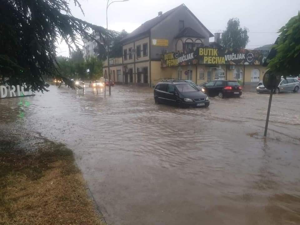 Jako nevrijeme u Modriči, ulice poplavljene