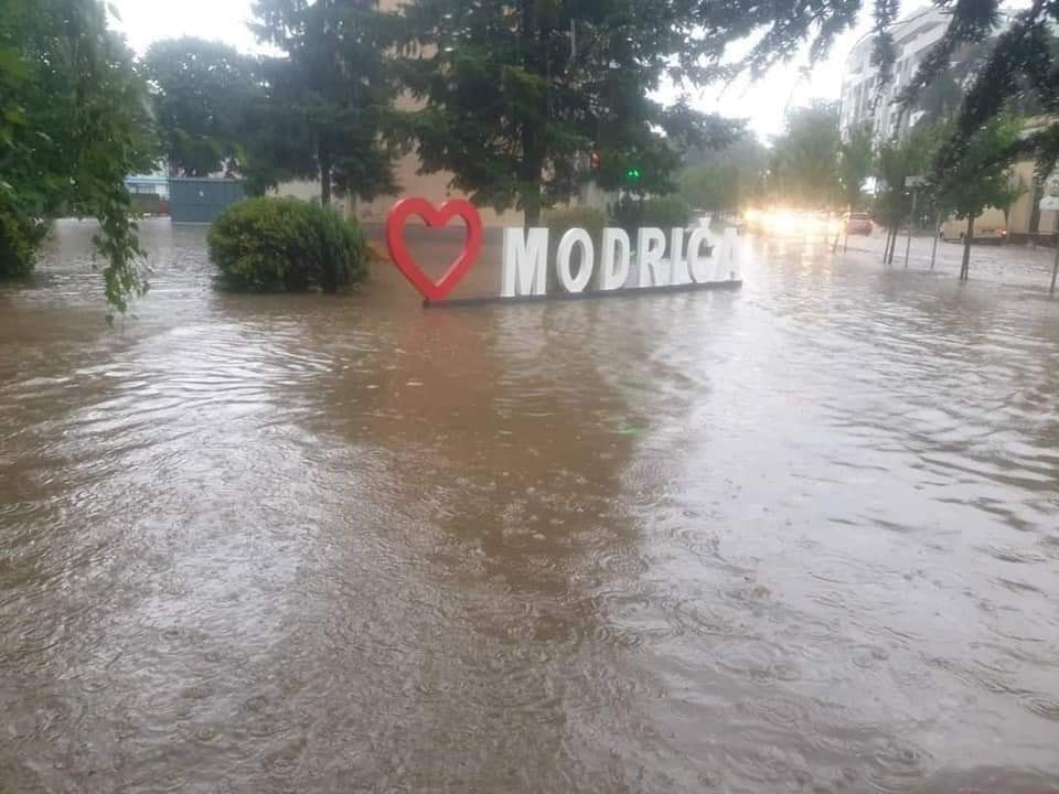 Jako nevrijeme u Modriči, ulice poplavljene