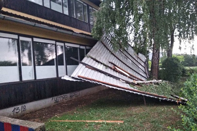Nevrijeme u BiH: Uništena škola, stabla padala na objekte, otpadala fasada sa zgrada