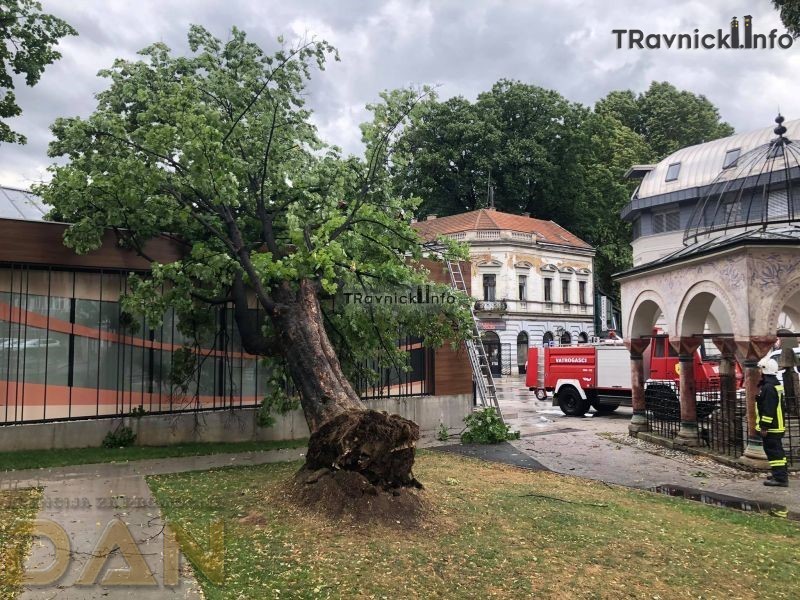 Nevrijeme u BiH: Uništena škola, stabla padala na objekte, otpadala fasada sa zgrada Nevrijeme u BiH: Uništena škola, stabla padala na objekte, otpadala fasada sa zgrada