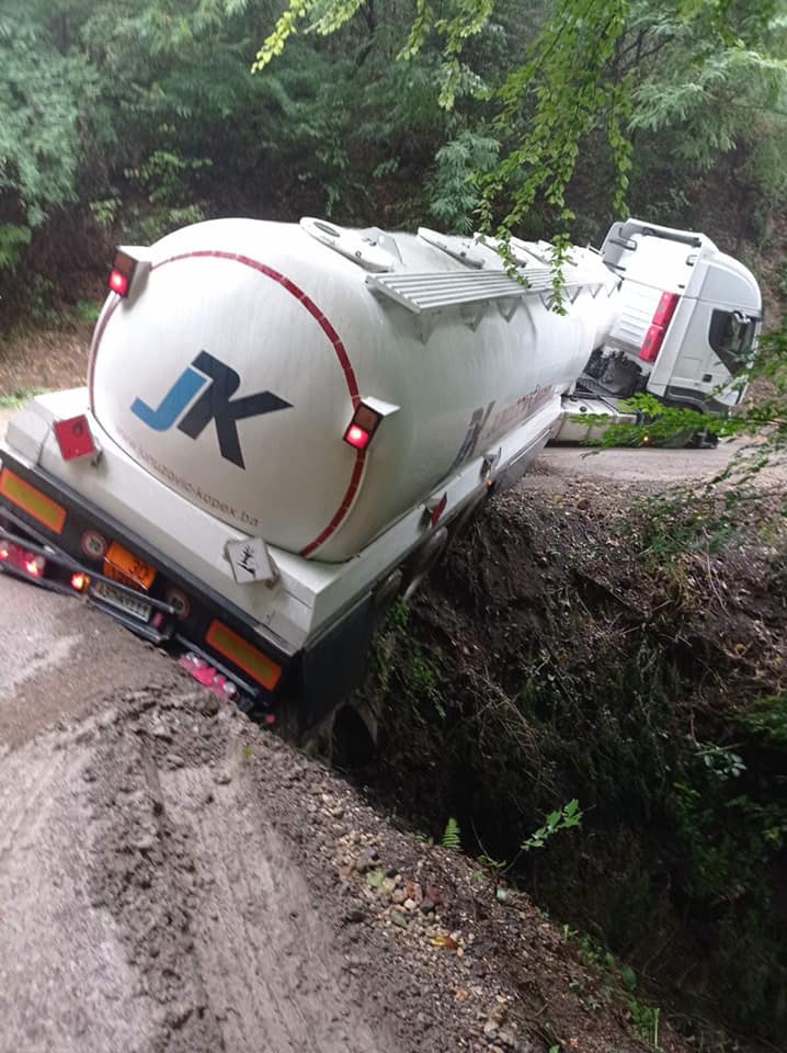 Kamiondžiju kod Tešnja navigacija odvela na pogrešan put, cisterna zamalo završila u provaliji Kamiondžiju kod Tešnja navigacija odvela na pogrešan put, cisterna zamalo završila u provaliji